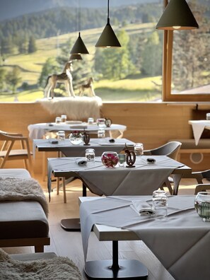 朝食、ランチ、デ��ィナーに営業 (イタリア料理)