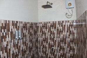 Deluxe Shared Dormitory, Multiple Bedrooms, Shared Bathroom | Bathroom | Free toiletries, hair dryer, slippers, towels - Villa Niron - Hostel (Siem Reap)