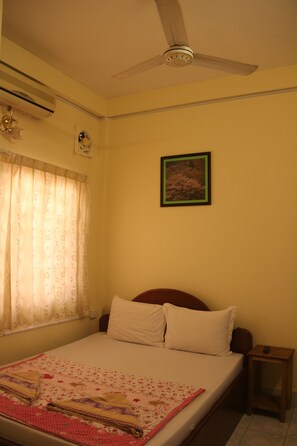 Standard Double Room (Air Conditioning) | Desk, free WiFi - Villa Niron - Hostel (Siem Reap)