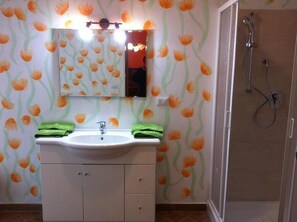 Habitación doble superior, balcón | Baño | Regadera, amenidades de baño gratuitas, secadora de cabello, batas 