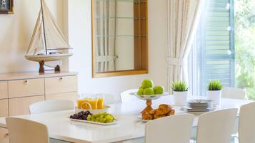 Villa, 4 chambres | Restauration dans la chambre