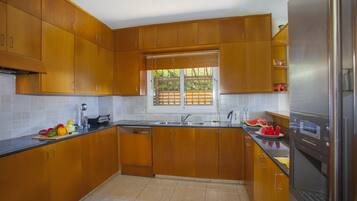 Villa, 4 habitaciones | Cocina privada | Refrigerador con congelador, microondas, horno y parrilla de estufa