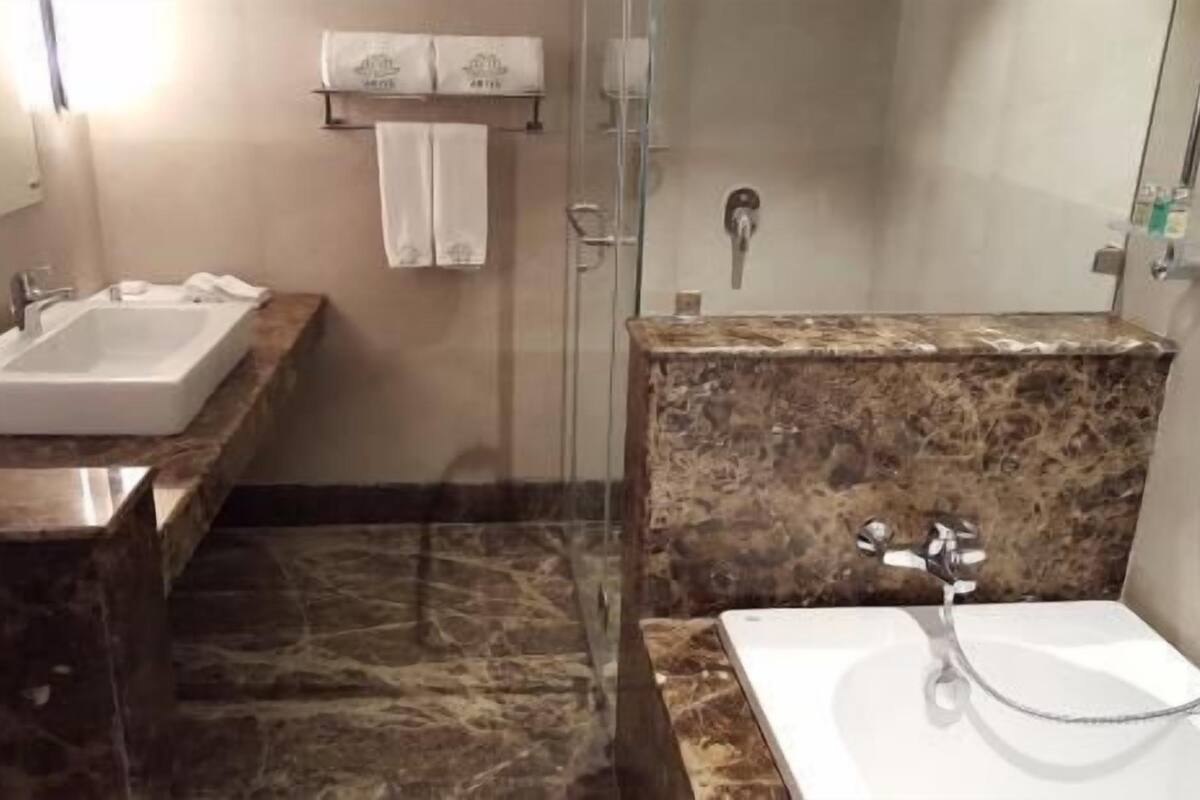 Duschwanne, kostenlose Toilettenartikel, Handtücher