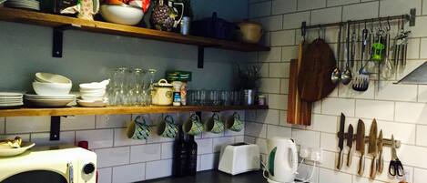 Cottage, 3 Bedrooms | Private kitchen | Fridge, microwave, oven, stovetop