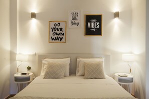Deluxe Studio, City View | Living room
