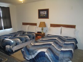 Habitación estándar, 2 camas dobles, cocina básica | Cortinas opacas y wifi gratis