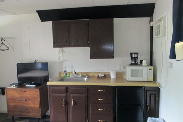 Standard Room, 2 Double Beds, Kitchenette | Private kitchenette | Coffee/tea maker, fridge, microwave, cookware/dishes/utensils
