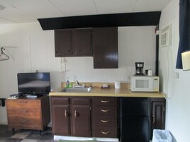 Habitación estándar, 2 camas dobles, cocina básica | Cocina básica privada | Frigorífico, microondas, cafetera o tetera y utensilios de cocina