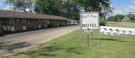 Motel Bad Axe con un letrero que indica habitaciones disponibles.