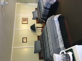 Habitación estándar, 2 camas de matrimonio | Baño | Ducha y bañera combinadas y artículos de higiene personal gratuitos