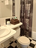 Standard Room, 1 Queen Bed | Bathroom | Combined shower/tub, free toiletries, towels