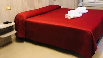 Twin Room, 2 Twin Beds | Desk, free WiFi