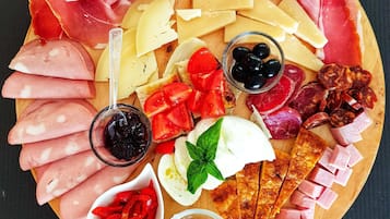 Un tagliere con salumi, formaggi e accompagnamenti vari.