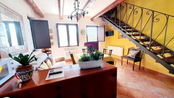 Comfort-Apartment, Küche, Gartenblick | Eigene Küche | Kühlschrank, Hochstuhl, Esstisch