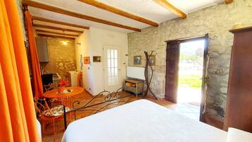 Monolocale comfort, 1 camera da letto, cucina, vista giardino | Lenzuola Frette, biancheria da letto di alta qualità