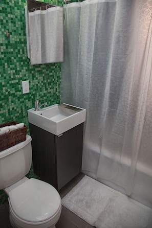 City-Apartment, 2 Schlafzimmer | Badezimmer | Duschwanne, kostenlose Toilettenartikel