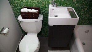 City Apartment, 2 Bedrooms | Bathroom | Combined shower/tub, free toiletries