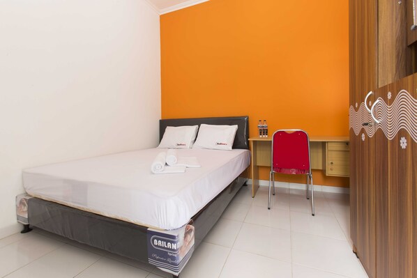 Reddoorz Room | Két bảo mật tại phòng, bàn, màn/rèm cản sáng