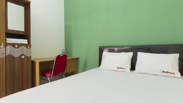 Reddoorz Room | Tallelokero huoneessa, työpöytä, pimennysverhot, ilmainen Wi-Fi