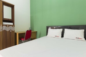 Reddoorz Room | Két bảo mật tại phòng, bàn, màn/rèm cản sáng