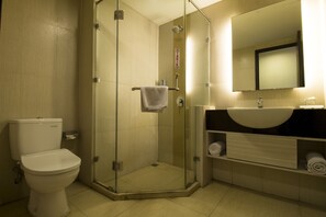 Kamar mandi | Shower, perlengkapan mandi gratis,  dan handuk