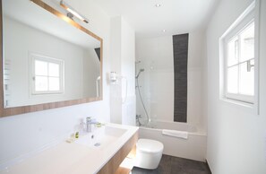 Kostenlose Toilettenartikel, Haartrockner, Handtücher, Seife