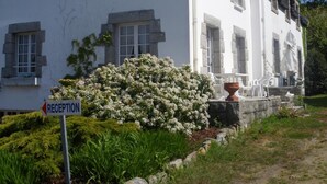 A white building with a sign reading "HOTEL" on the side. There is a reception sign in front. - Hôtel An Ti Gwenn (Carnac)