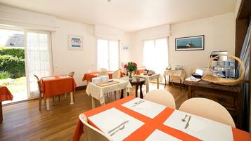 Daily continental breakfast (EUR 10.50 per person)