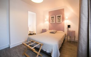 A bedroom with a bed, bedside tables, a lamp, and a wooden ladder. - Hôtel An Ti Gwenn (Carnac)