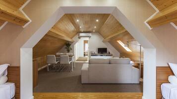 Premium-Loft, 1 Schlafzimmer | Wohnbereich | 36-Zoll-Flachbildfernseher mit Kabelempfang, Fernseher, DVD-Player