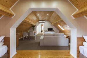 Loft Prestige, 1 chambre | Aire de séjour | Téléviseur à écran plat de 36 po avec télévision par câble, téléviseur