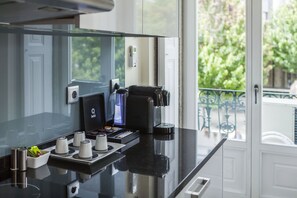 Appartement Deluxe, vue sur la ville | Cuisinette privée | Réfrigérateur, four à micro-ondes, un four, surface de cuisson