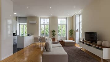 Deluxe Apartment, City View | Living room