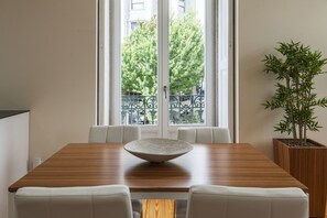 Deluxe Apartment, City View | Living room | 36-inch flat-screen TV with cable channels, TV, DVD player - BO - Fernandes Tomás (Porto)