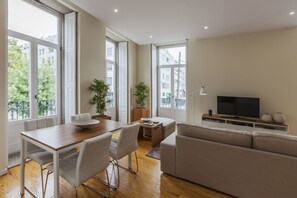 Appartement Deluxe, vue sur la ville | Salle de séjour | Téléviseur à écran plat de 36 po avec télévision par câble, téléviseur