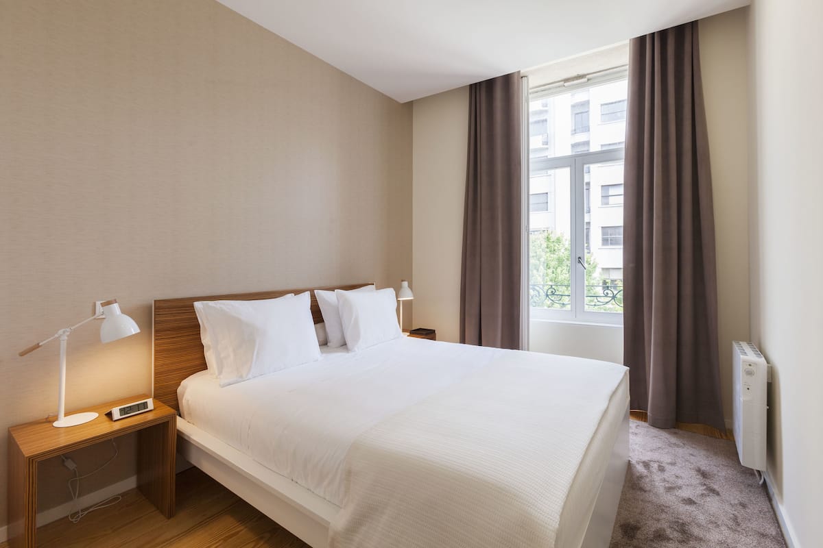 Departamento superior, vista a la ciudad | Sábanas de algodón egipcio y ropa de cama de alta calidad