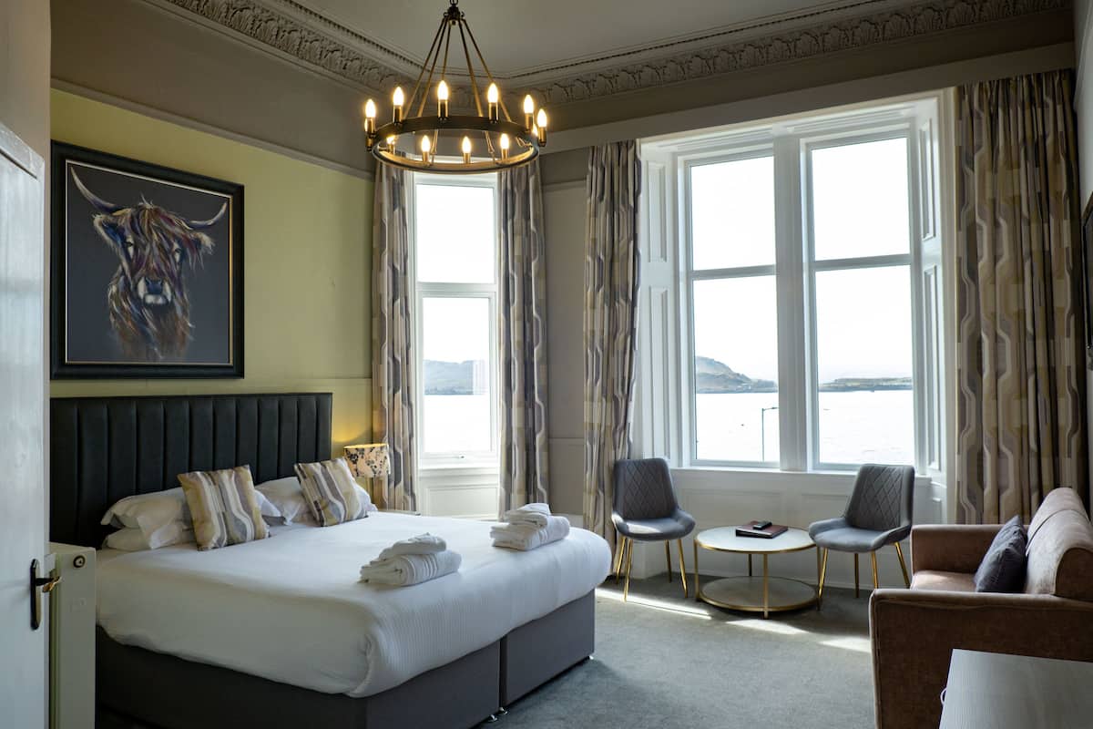 Habitación doble Confort, baño privado, vista al mar | Wifi gratis y ropa de cama