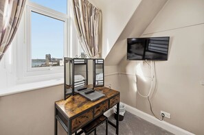Habitación familiar, baño privado, vista al mar | Wifi gratis y ropa de cama 