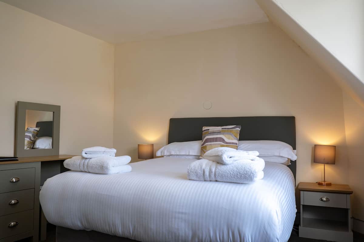Habitación doble, baño compartido | Wifi gratis y ropa de cama