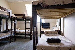 Bunk room for 6 (Private 6 bed Bunk Room) | 무료 WiFi, 침대 시트