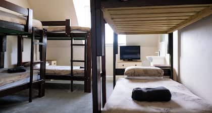 Corran House Guest House & Hostel