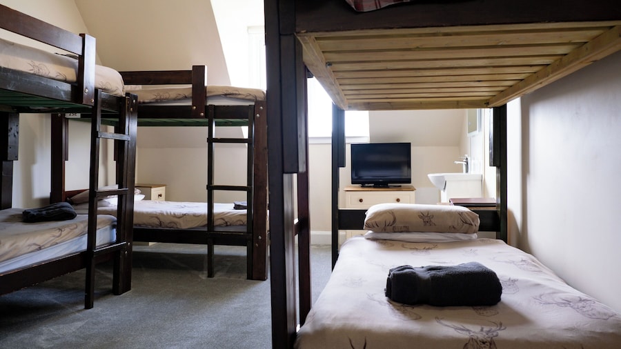 Corran House Guest House & Hostel