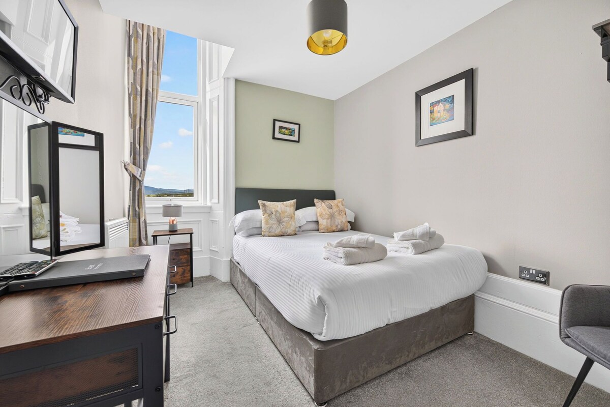 Ayres Single Room, Sea View | Free WiFi, bed sheets
