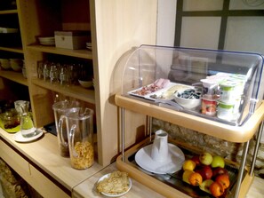 Daily continental breakfast (EUR 9.5 per person)