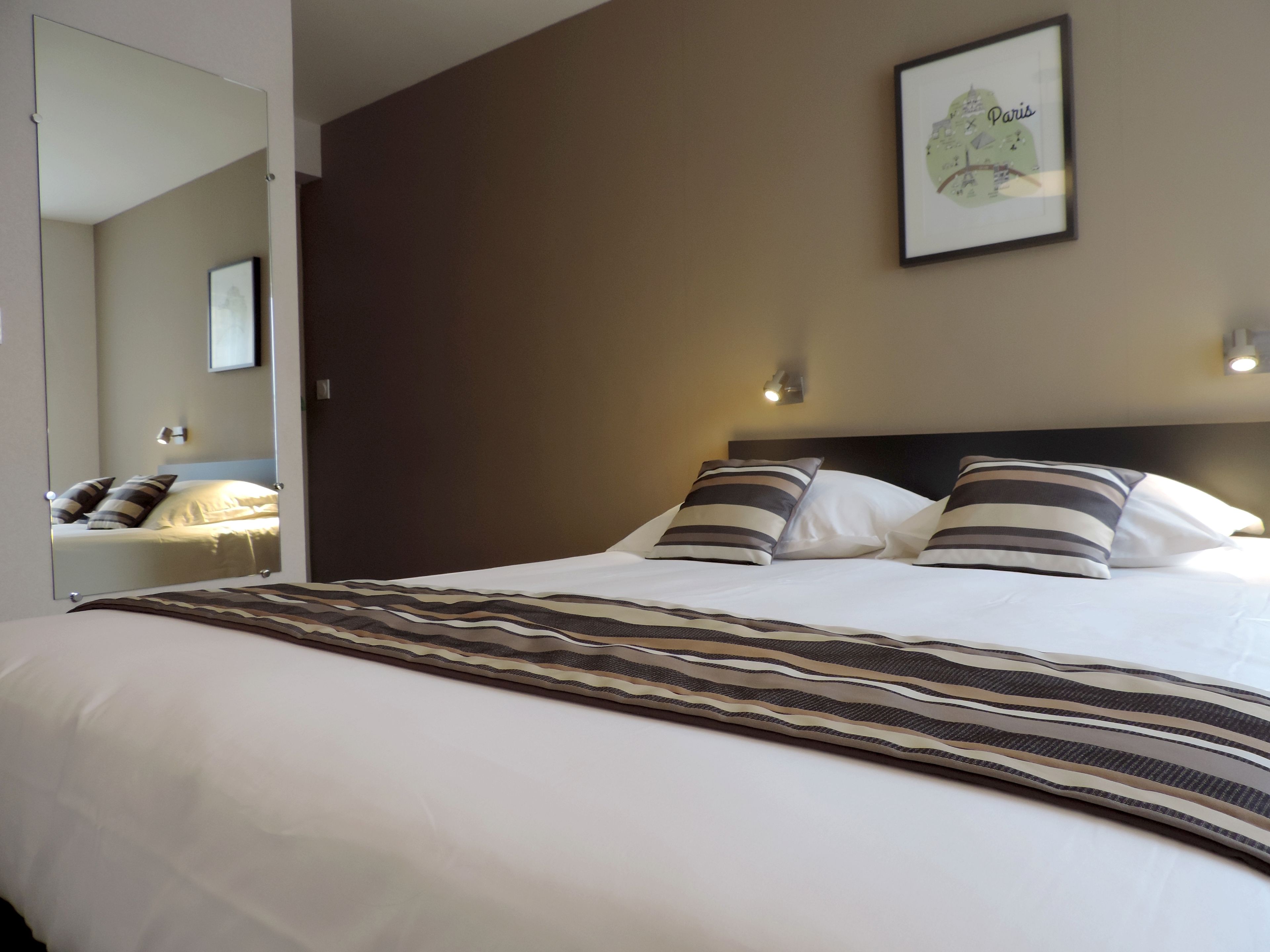 مكتب وتجهيزات عازلة للصوت وواي فاي مجانًا وملاءات أسرّة