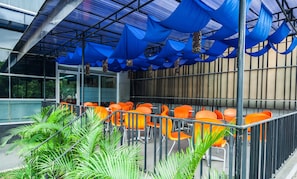 Outdoor dining - ZEN Rooms Setiabudi (Jakarta)