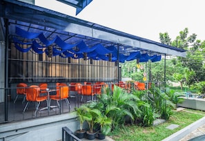 Outdoor dining - ZEN Rooms Setiabudi (Jakarta)
