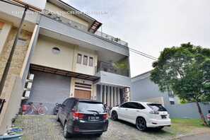 Front of property - Casa Vanda Guesthouse (South Tangerang)
