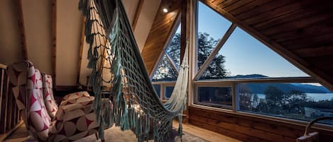 Smart TV 32-inch có truyền hình cáp, sách