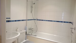 Departamento, 2 habitaciones | Baño | Amenidades de baño gratuitas 
